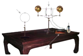 Diagram of Hertz's experimental transmitter and resonator setup