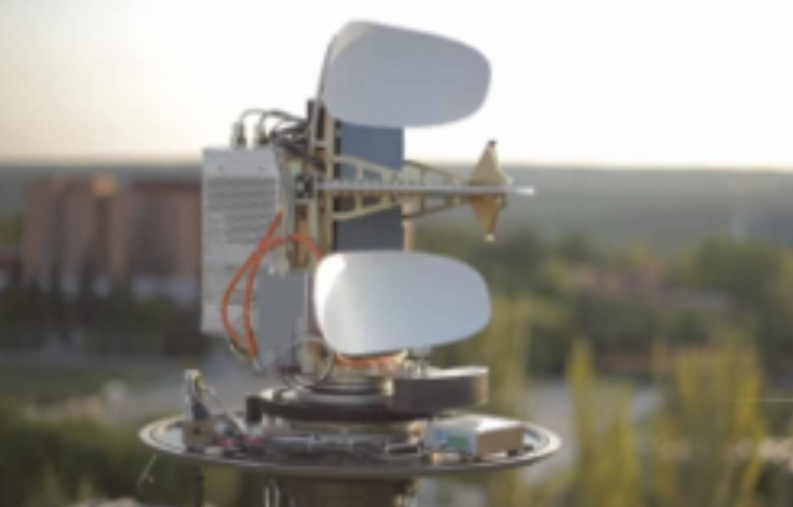 FMCW radar with separate offset transmit and receive antennas.