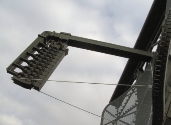 Twelve feed horns achieving a stacked beam pattern
