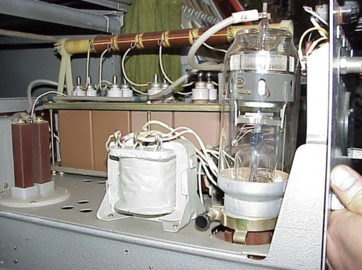 Keyed on/off modulator of a VHF radar