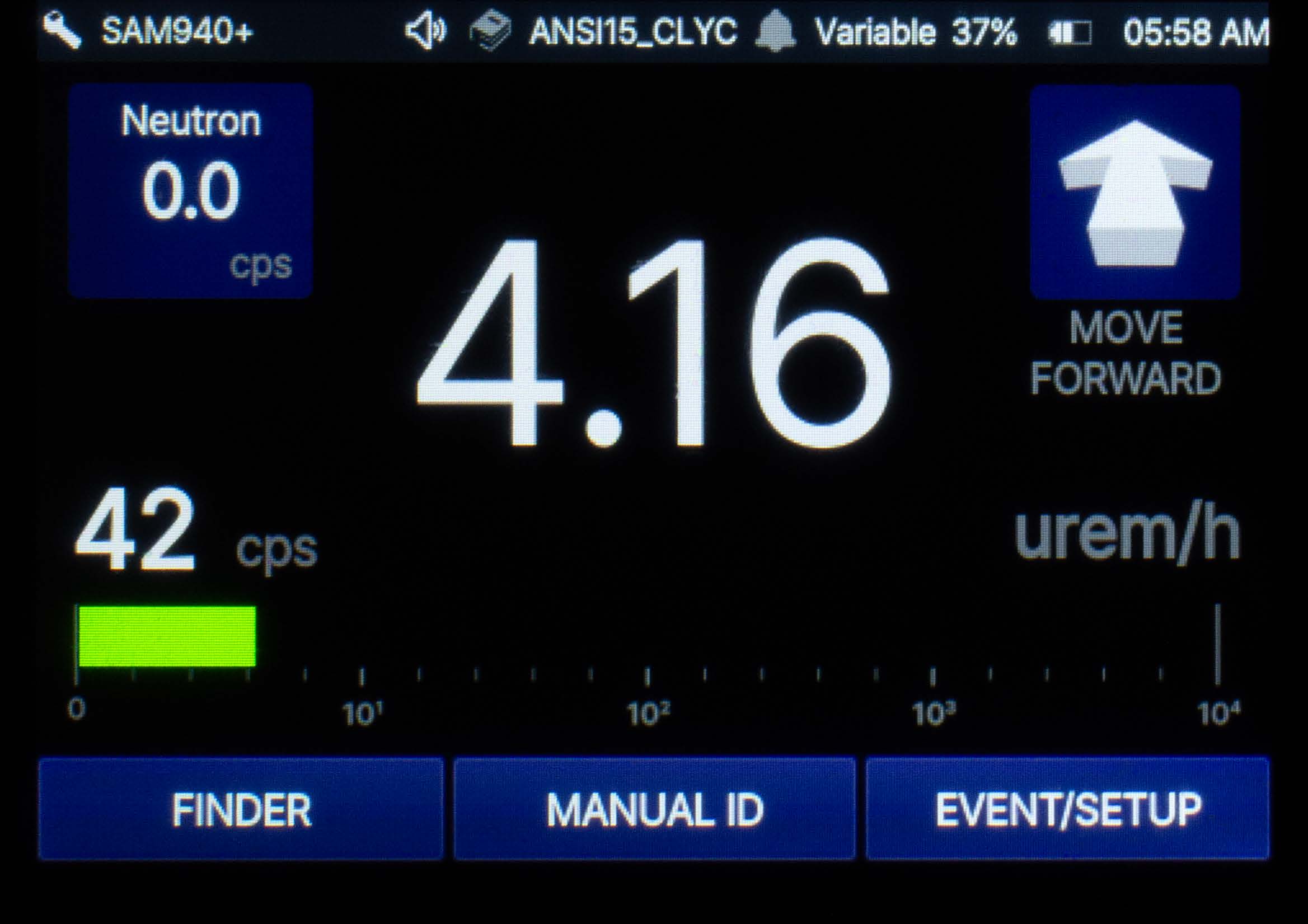 SAM 940+ Finder display, count rate, dose rate, neutron channel, and the FINDER / MANUAL ID / EVENT/SETUP soft keys. The arrow icon indicates source bearing.
