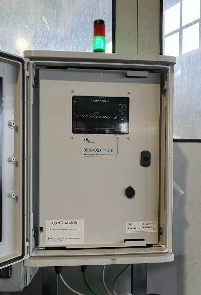 Model 960 conveyor belt monitor counting electronics in enclosure with alarm beacon